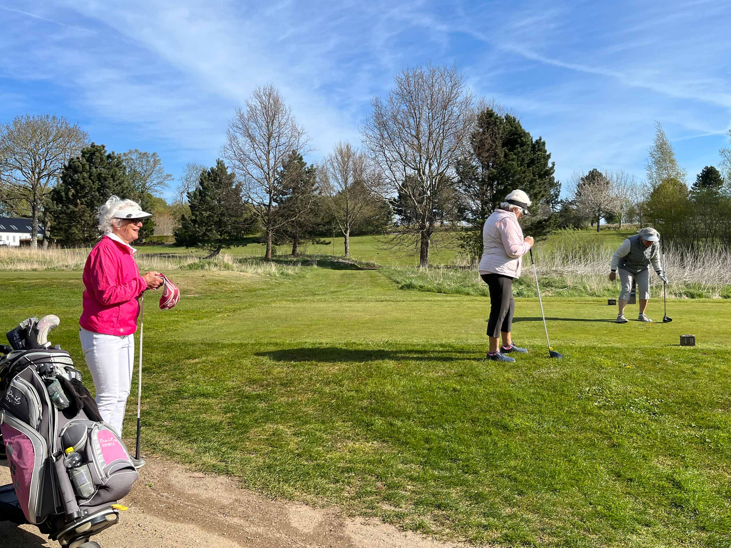 Spillere klar på hul 10 i Dameklubben i Gilleleje Golfklub