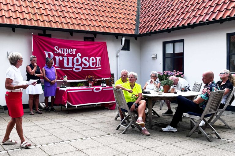 Inge Holst som turneringsleder foran vores gode sponsor SuperBrugsen