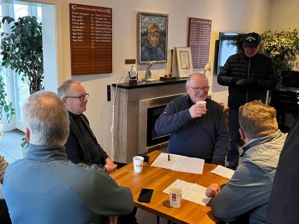 Herreklubben ved indskrivningsbordet i pejsestuen.