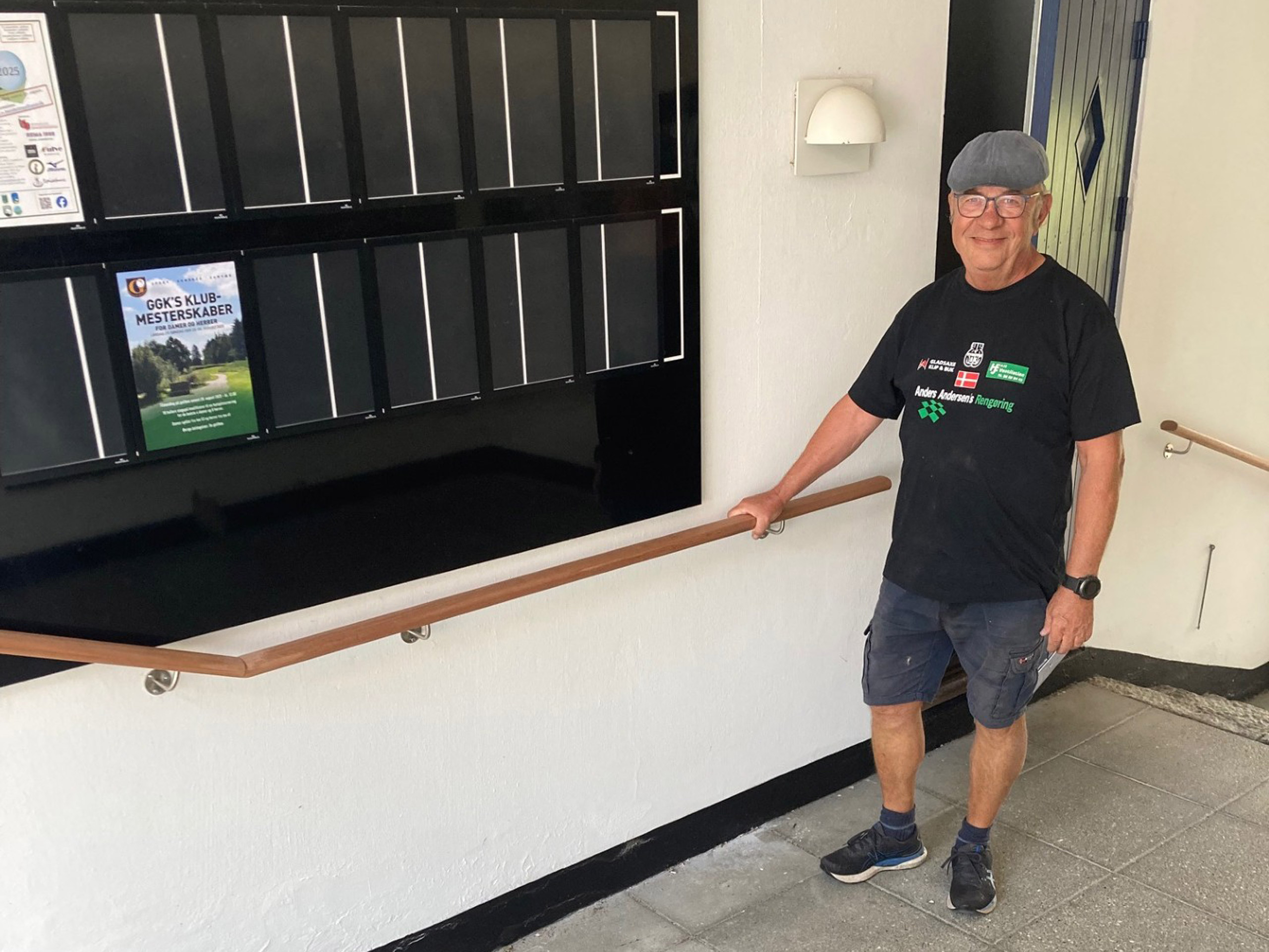 Der er opsat et håndtag ved trappen i indgangen, så dårligt gående kan støtte sig til. 