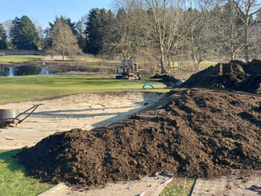 Den nye bunker på hul 7, bag run off området stikkes ud.