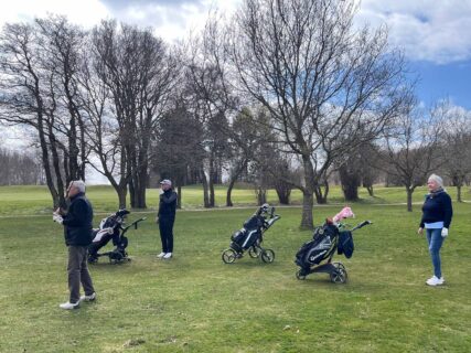 Hold på vej over søen på hul 3