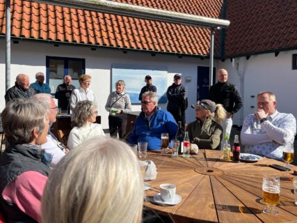 Formand Lars Peter Mølvang holder en lille tale og udråber et trefoldigt leve for Gilleleje Golfklub.