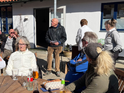 Jacob står for at fortælle hvem der vandt.