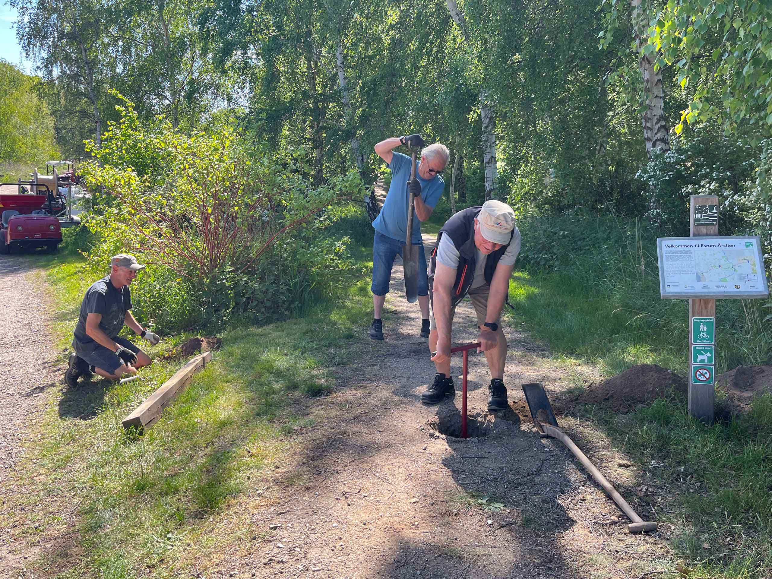 Der arbejdes med at sætte en chikane op på Esrum Å-stien, for at mindske farten for cyklisterne.