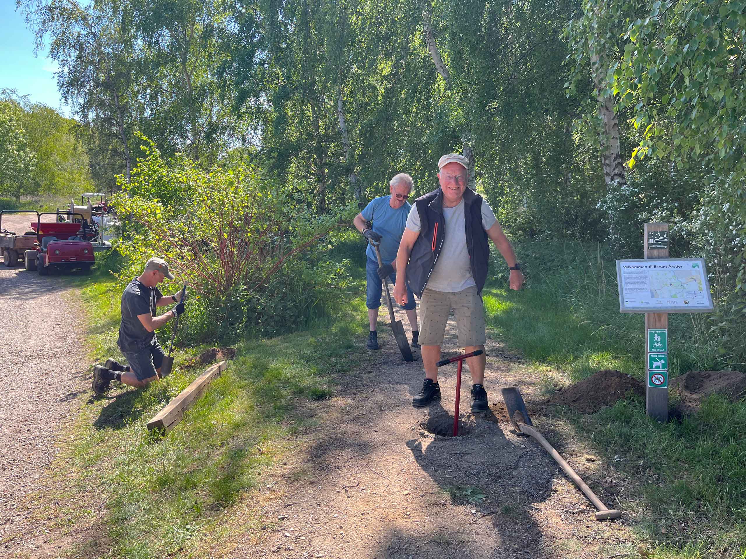 Der arbejdes med at sætte en chikane op på Esrum Å-stien, for at mindske farten for cyklisterne.