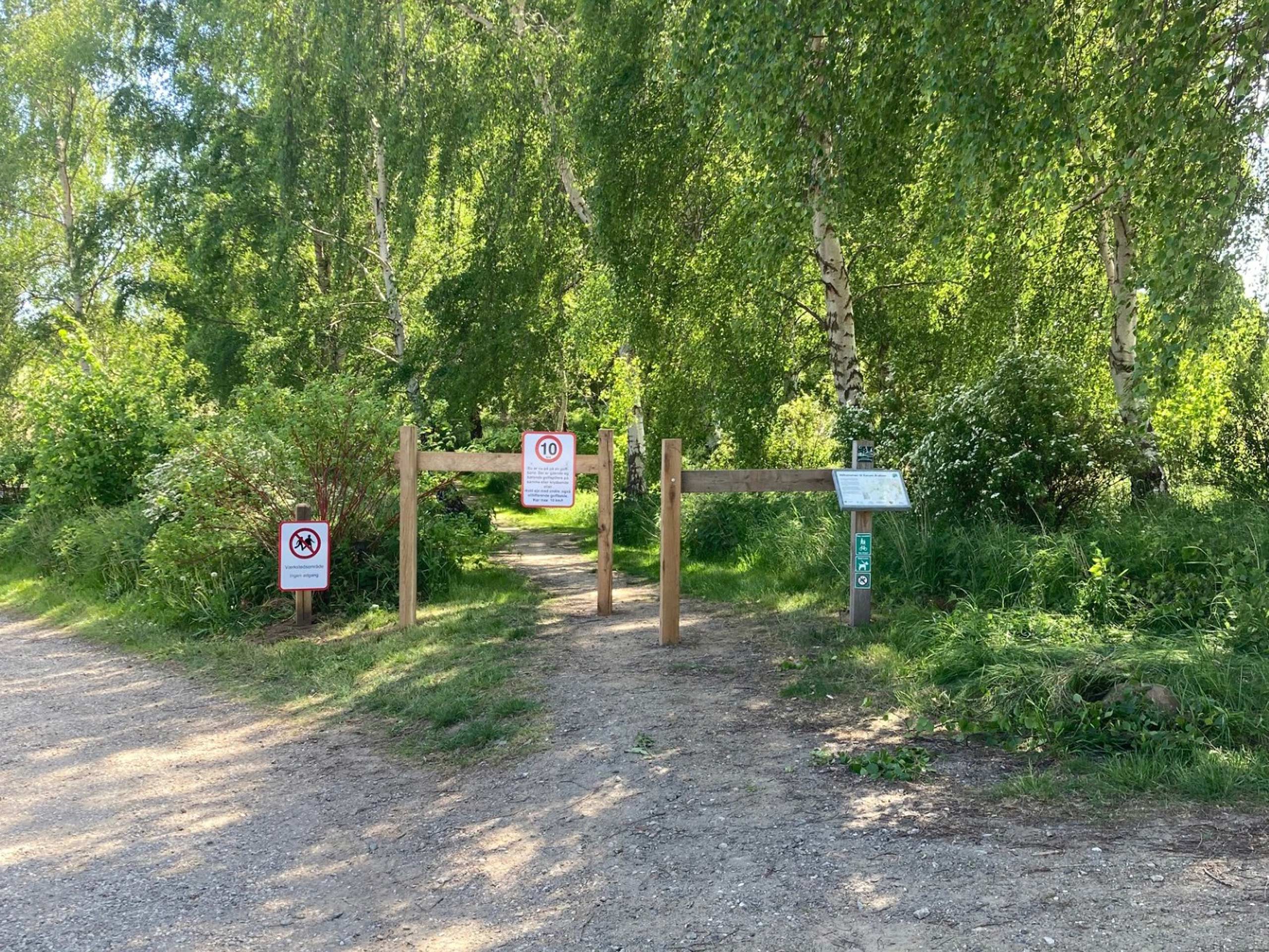 Der er sat en chikane op på Esrum Å-stiens nordlige ende, for at mindske farten for cyklisterne.