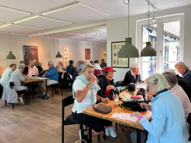 Bedstemor med slag i - Hanne Skelgaards sponserer fiskesuppe og kage til deltagerne.