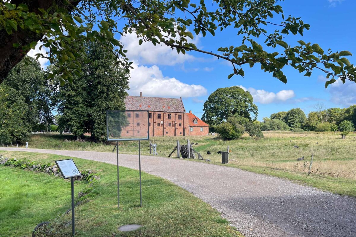 Foredrag og vandring til Esrum Kloster og Møllegård med Karsten Duus fra Gilleleje Golfklub.