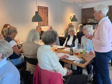 Helene samler stemmesedler ind ved GF i Dameklubben