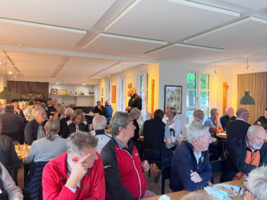 Samling ved morgenbordet og lars Peter Mølvang holder en lille tale.