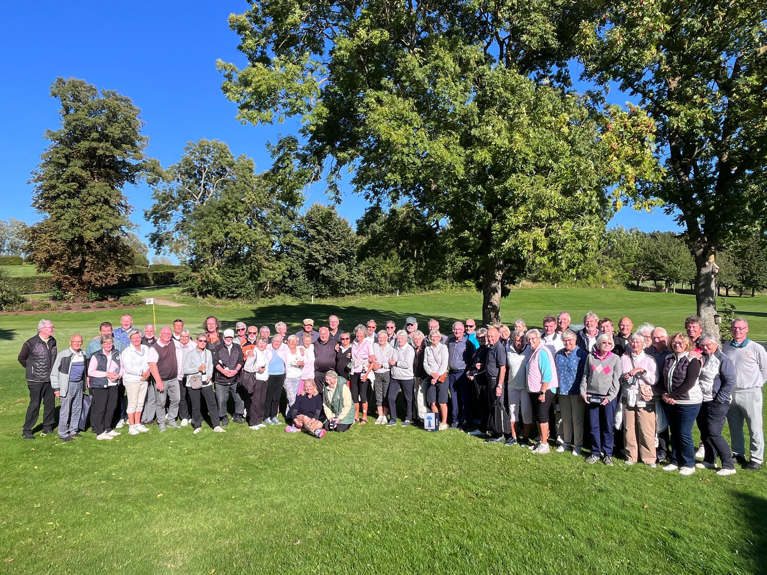 Alle de frivillige i 2026 foran hul 18 i Gilleleje Golfklub