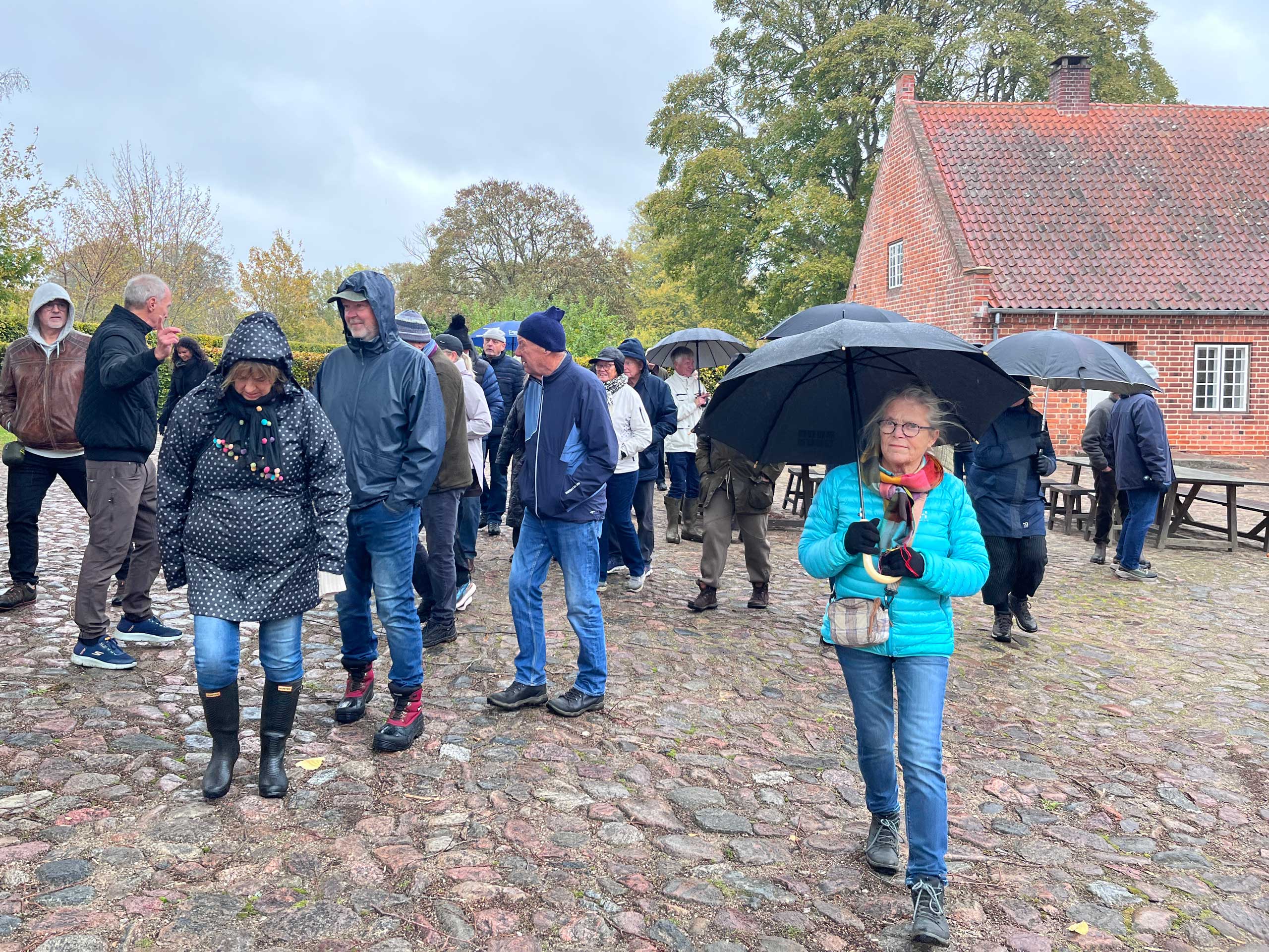 På de toppede brosten foran Esrum Kloster indgangen i lettere regnvejr. Foto: Janne Aarre