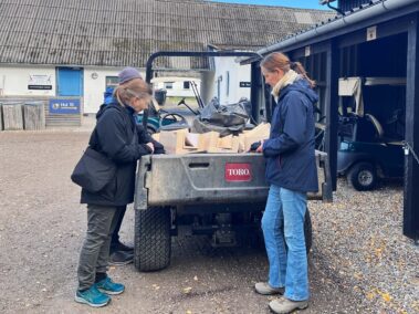 Klar- parat- start. Belæsset med huse kørte Anne, Lisbet, Bjarne og Janne ud på banen.